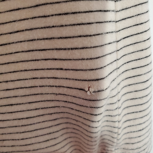 3/20$ H&M V-Neck T-Shirt - Picture 3 of 3